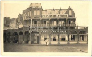 68 db régi és modern külföldi városképes lap, sok légiposta / 68 pre-1945 and modern European and Wo...