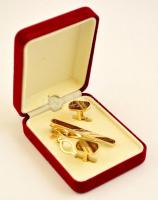 Aranyszínű mandzsettagomb párban, nyakkendőtűvel, eredeti bársony dobozában, jó állapotban