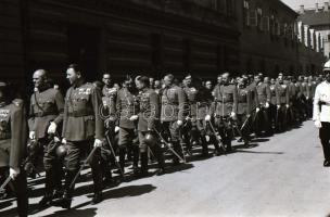 cca 1930 Budapest felvonulás. irredenta emlékmű, Hősök tere és egyéb képek, 40 db városképes fotónegatív negatív tartóban.