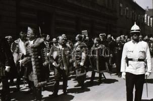 cca 1930 Budapest felvonulás. irredenta emlékmű, Hősök tere és egyéb képek, 40 db városképes fotóneg...