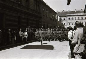 cca 1930 Budapest felvonulás. irredenta emlékmű, Hősök tere és egyéb képek, 40 db városképes fotóneg...