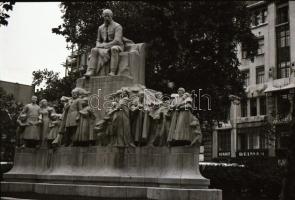 cca 1930 Budapest felvonulás. irredenta emlékmű, Hősök tere és egyéb képek, 40 db városképes fotóneg...