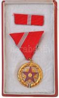 1954. "Szocialista Munkáért Érdemérem" zománcozott fém kitüntetés mellszalagon, szalagsávval, dísztokban T:1-,2