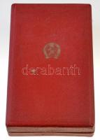 1954. "Szocialista Munkáért Érdemérem" zománcozott fém kitüntetés mellszalagon, szalagsávv...