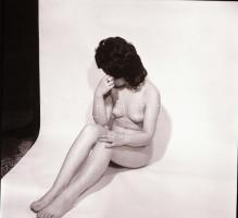 cca 1960 Krisch Béla (1929-?) kecskeméti fotóművész hagyatékából 13 db szolidan erotikus felvétel, 1...