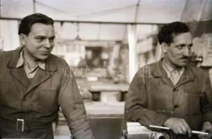 cca 1949 Budapest, autóbusz (vagy troli?) a gyártósoron, Rózsa György (?-?) budapesti fotóriporter h...