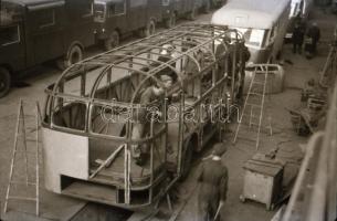 cca 1949 Budapest, autóbusz (vagy troli?) a gyártósoron, Rózsa György (?-?) budapesti fotóriporter h...