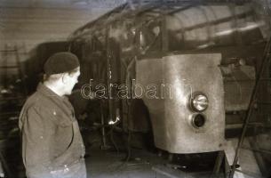 cca 1949 Budapest, autóbusz (vagy troli?) a gyártósoron, Rózsa György (?-?) budapesti fotóriporter h...