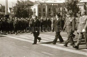 cca 1948 Budapest, Honvéd hét, katonai ünnepség, főtisztek, politikusok, felvonulók, katonák, stb., ...