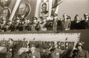 cca 1948 Budapest, Honvéd hét, katonai ünnepség, főtisztek, politikusok, felvonulók, katonák, stb., ...