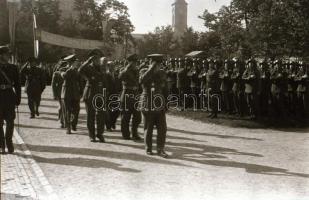 cca 1948 Budapest, Honvéd hét, katonai ünnepség, főtisztek, politikusok, felvonulók, katonák, stb., ...