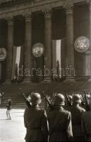 cca 1948 Budapest, Honvéd hét, katonai ünnepség, főtisztek, politikusok, felvonulók, katonák, stb., ...