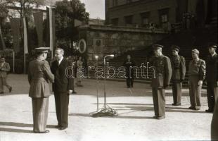 cca 1948 Budapest, Honvéd hét, katonai ünnepség, főtisztek, politikusok, felvonulók, katonák, stb., ...