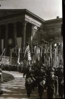 cca 1948 Budapest, Honvéd hét, katonai ünnepség, főtisztek, politikusok, felvonulók, katonák, stb., ...