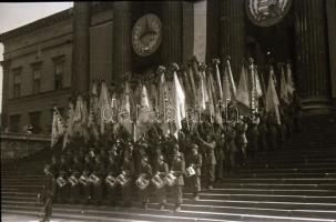 cca 1948 Budapest, Honvéd hét, katonai ünnepség, főtisztek, politikusok, felvonulók, katonák, stb., ...