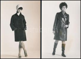 cca 1969 Manökenek bőrszerkóban, 4 db vintage divatfotó, 17,5x12 cm