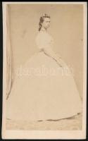 cca 1864 Egri leányka, Mihály József egri műtermében készült, vizitkártya méretű fénykép, 10,5x6 cm