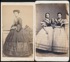 cca 1860 Női divat, 2 db vizitkártya méretű fénykép jelzett műtermekből, 10,5x6 cm