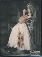 cca 1948 Kézzel színezett színházi felvételek Rozgonyi matricával, 2 db vintage fotó, 23,5x17,5 cm