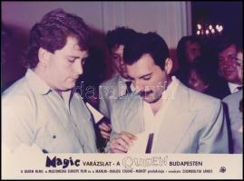 1986 Freddie Mercury és a Queen együttes Budapesten, 2 db vintage fotó + 5 db filmfotó, 18x24 cm