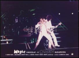 1986 Freddie Mercury és a Queen együttes Budapesten, 2 db vintage fotó + 5 db filmfotó, 18x24 cm
