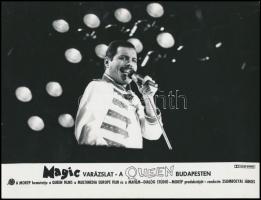 1986 Freddie Mercury és a Queen együttes Budapesten, 2 db vintage fotó + 5 db filmfotó, 18x24 cm