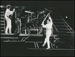 1986 Freddie Mercury és a Queen együttes Budapesten, 2 db vintage fotó + 5 db filmfotó, 18x24 cm