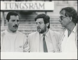 1986 Freddie Mercury és a Queen együttes Budapesten, 2 db vintage fotó + 5 db filmfotó, 18x24 cm