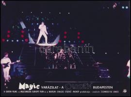 1986 Freddie Mercury és a Queen együttes Budapesten, 2 db vintage fotó + 5 db filmfotó, 18x24 cm