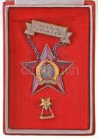 ~1950. Kiváló Dolgozó Rákosi-címeres zománcozott fém kitüntetés miniatűrrel, műanyag tokban T:2