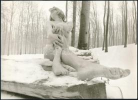 cca 1974 A nők imádata, szolidan erotikus felvételek, 4 db vintage fotó + egy db mai nagyítás, 18x24...