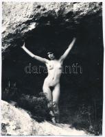 cca 1971 Fényképek egy régi dobozból, szolidan erotikus felvételek, 3 db vintage fotó, + 6 db vintag...