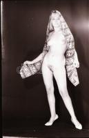 cca 1975 Kiegészítők akt felvételekhez, 5 db vintage negatív (24x36 mm) + 2 db vintage fotó (a negat...