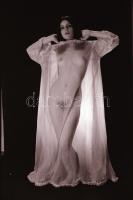 cca 1970 Sejtelmes és rejtelmes, szolidan erotikus felvételek, 7 db vintage negatív, 24x36 mm