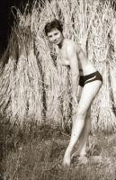 cca 1972 Nádüzem a Velencei-tó partján, szolidan erotikus felvételek, 13 db vintage negatív, 24x36 m...