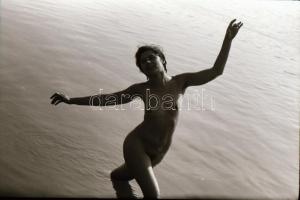 cca 1972 Szépek és mutatósak, szolidan erotikus felvételek, 18 db vintage negatív, 24x36 mm