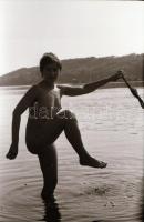 cca 1972 Szépek és mutatósak, szolidan erotikus felvételek, 18 db vintage negatív, 24x36 mm