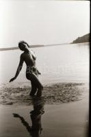 cca 1972 Szépek és mutatósak, szolidan erotikus felvételek, 18 db vintage negatív, 24x36 mm