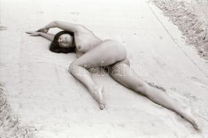 cca 1970 Nagyterpeszben kiválóak, szolidan erotikus felvételek, 11 db vintage negatív, 24x36 mm