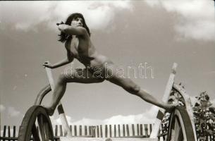 cca 1970 Nagyterpeszben kiválóak, szolidan erotikus felvételek, 11 db vintage negatív, 24x36 mm