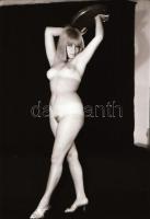 cca 1971 Mindent a szemnek, szolidan erotikus felvételek, 30 db vintage negatív, 24x36 mm