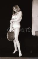 cca 1971 Mindent a szemnek, szolidan erotikus felvételek, 30 db vintage negatív, 24x36 mm