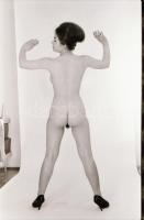 cca 1971 Mindent a szemnek, szolidan erotikus felvételek, 30 db vintage negatív, 24x36 mm