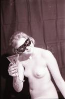 cca 1974 Egy pohár pezsgő után bármi megtörténhet, szolidan erotikus felvételek, 37 db vintage negat...