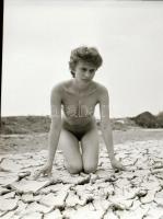 cca 1984 Menesdorfer Lajos (1941-2005) budapesti fotóművész hagyatékából 7 db vintage negatív, szoli...