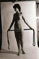 cca 1977 Műtermi gyakorlatok, szolidan erotikus felvételek, 33 db vintage negatív, 24x36 mm