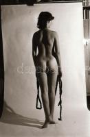 cca 1977 Műtermi gyakorlatok, szolidan erotikus felvételek, 33 db vintage negatív, 24x36 mm