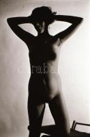 cca 1977 Műtermi gyakorlatok, szolidan erotikus felvételek, 33 db vintage negatív, 24x36 mm