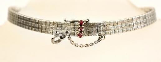 Ezüst(Ag) lapos karkötő, apró kövekkel, biztonsági lánccal, jelzett, h: 19 cm, bruttó: 12,7 g