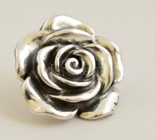 Ezüst(Ag) rózsa kitűző, jelzett, d: 3 cm, nettó: nettó: 6,8 g